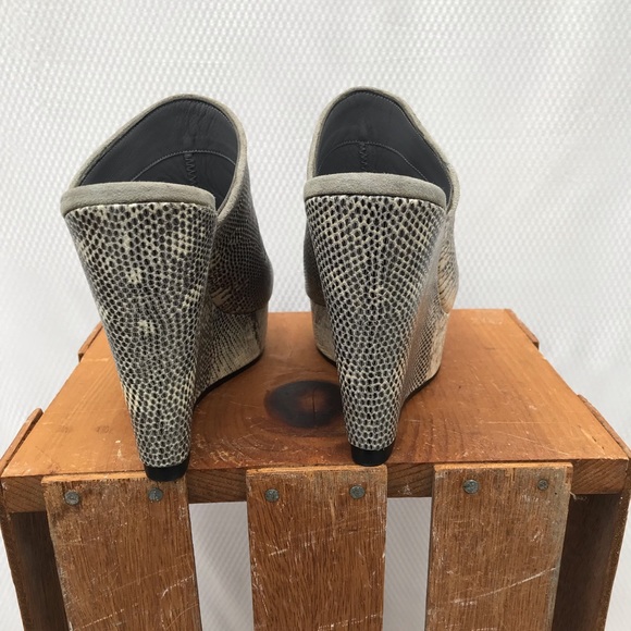 Rhonda Ochs size 10, grey snake skin wedge - Picture 2 of 4